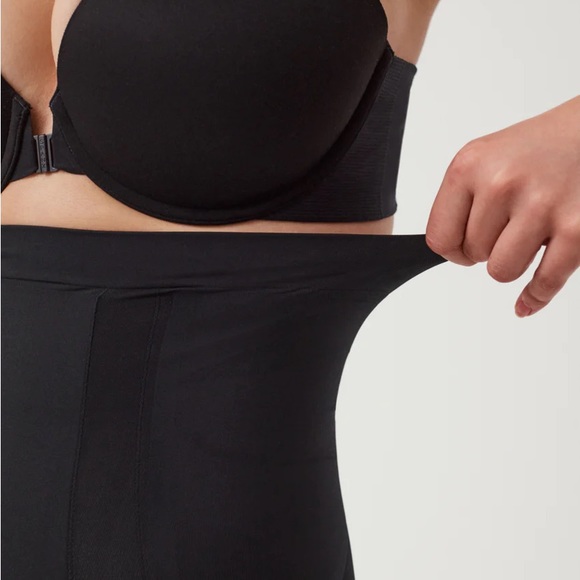 OnCore Sculpting High-Waisted Mid-Thigh Short | Small - Picture 3 of 4